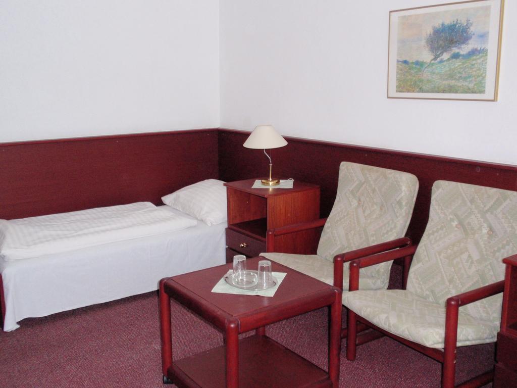 Hotel Astra Tuchlovice Quarto foto